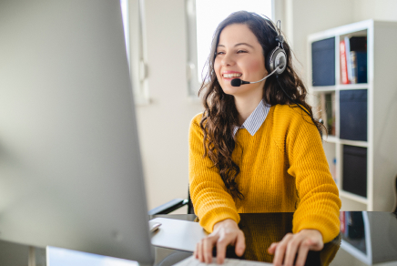 Support manager with headset and computer